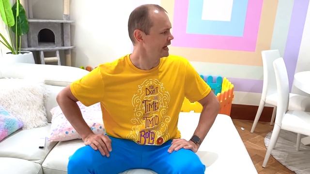Макс и Катя играют с цветным кинетическим песком смотреть онлайн