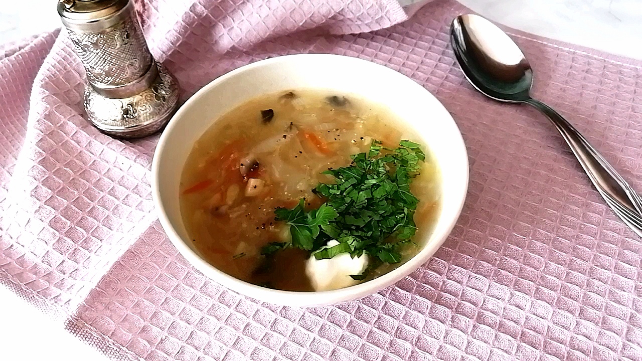 Если у вас есть 2 шампиньона, то обязательно приготовьте ароматные и вкусные Щи Боярские смотреть онлайн