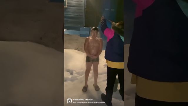 Сына в мороз обливают ледяной водой смотреть онлайн