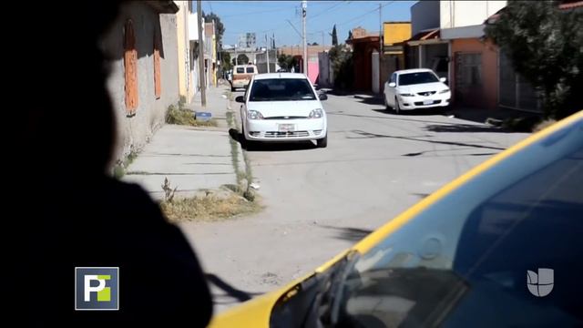 Captado en cámara: Una madre golpea salvajemente a su hijo con un cable de luz смотреть онлайн