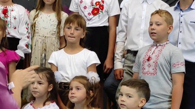 В школу час іти. Детский хор г Дубно под управлением Татьяны Лотыш. смотреть онлайн