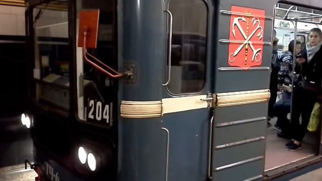 Электропоезд номерной 204 прибывает на ст.метро Чёрная речка
