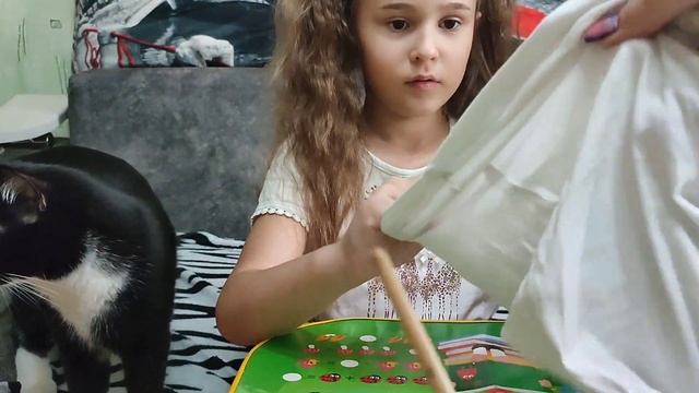 Ангелина и Милана рисуют на одежде?? будет интересно и весело. Симба помощник?#дети #краски #кошки смотреть онлайн