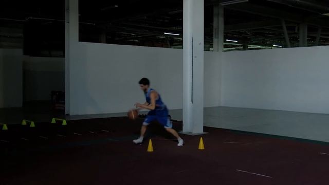 Обыгрыш соперника в три шага. Постановка работы ног в баскетболе. Год спорта #10 смотреть онлайн