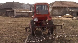 Трактор Т25 и сцепка борон