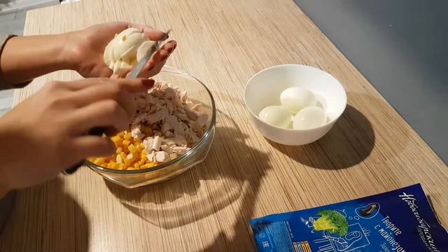 Вкусный салат с ананасами, кукурузой, курицей смотреть онлайн