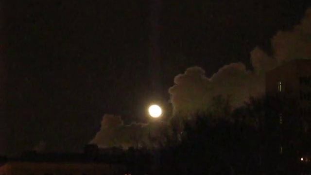 Дымовой факел из трубы котельной на фоне Луны. смотреть онлайн