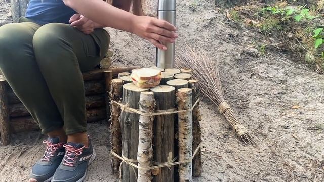 Бушкрафт лагерь в лесу - Укрытие из мха - Рулет из индейки на костре - Бушкрафт Мебель