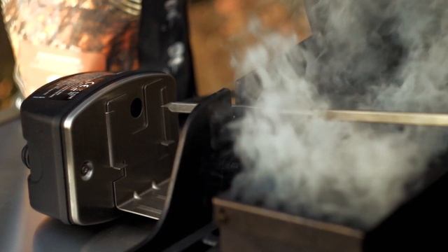 Свиная корейка на кости на газовом гриле Weber смотреть онлайн