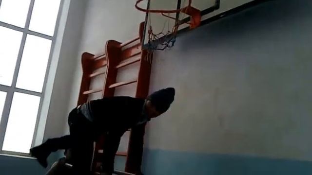 Прикол!Заднее сальто с баскетбольного кольца. смотреть онлайн