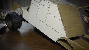 Машинка из картона на пульте управления