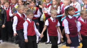 Ксюша идет в первый класс. Школьная линейка. Первый урок.