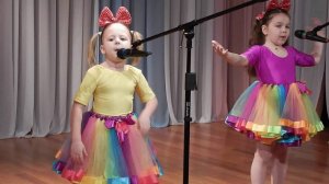 Весёлая песенка. Выглянуло солнышко из-за серых туч.