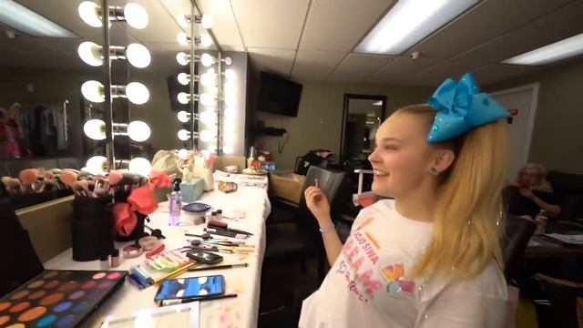 GET READY WITH ME ON TOUR!! (Rainbow DREAM Makeup!?)- JoJo Siwa смотреть онлайн