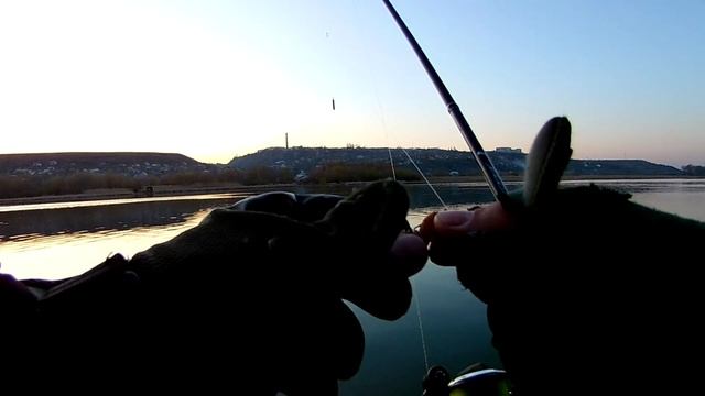 Клюнул речной монстр, вечером после работы. В камеру попал падающий метеорит. смотреть онлайн