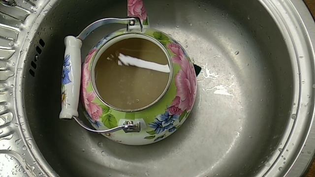 Как очистить пригоревший эмалированный чайник. смотреть онлайн