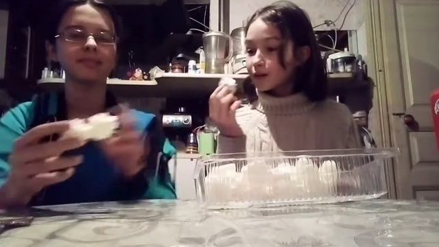 БОЛЬШАЯ vs МАЛЕНЬКАЯ ложка челендж смотреть онлайн