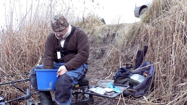 Капризный КАРАСЬ на фидер зимой. Ловля карася на фидер в декабре. Зимняя рыбалка с фидером на карас смотреть онлайн