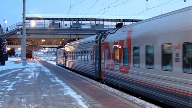 Прибытие ЧС2К-727 с фирменным поездом "Южный Урал" №014Е Москва — Челябинск смотреть онлайн