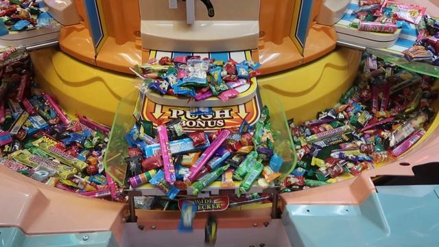 Scooping Up CHOCOLATES + CANDY in this BIG SWEET LAND JACKPOT - Arcade Candy Pusher смотреть онлайн