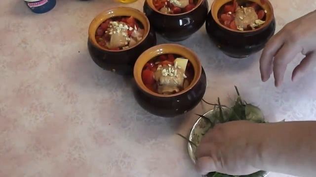 Картофель с курицей в горшочках смотреть онлайн