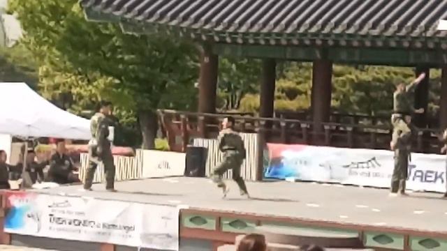 Сеул. Южная Корея. Namsangol Hanok Village (Деревня Намсанголь Ханок. ). 3 мая 2019 года смотреть онлайн