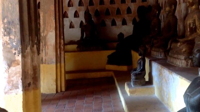 Visiting Wat Sisaket and the Thousand of Buddha Statues Around the Wall, Laos смотреть онлайн