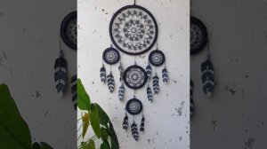 Ловец снов темно-серого цвета, вязаный крючком