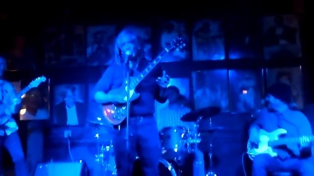 Chicken raid at the Northside Tavern смотреть онлайн