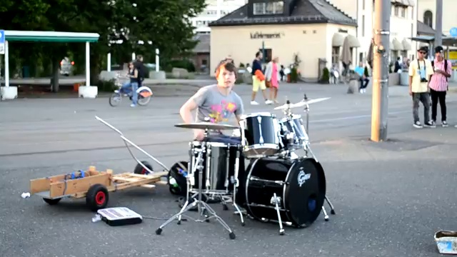 Крутой уличный барабанщик из Норвегии смотреть онлайн