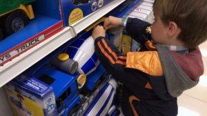 Присматриваем  мусоровоз и бетономешалку BRUDER в магазине игрушек. We a looking for garbage truck.