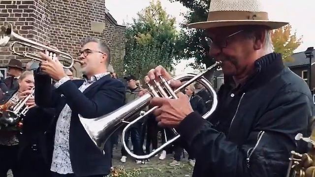 Just a closer walk with thee. New Orleans Funeral-style in Beek en Donk on October 15, 2022 (part 1 смотреть онлайн