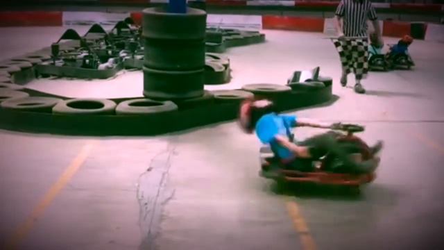 Spinning go-cart kid YOU SPIN ME RIGHT ROUND BABY meme смотреть онлайн