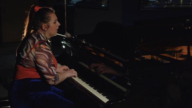 Erika Hill - Plastic смотреть онлайн