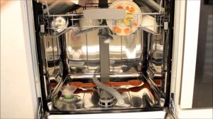 Как засыпать соль в посудомоечную машину?