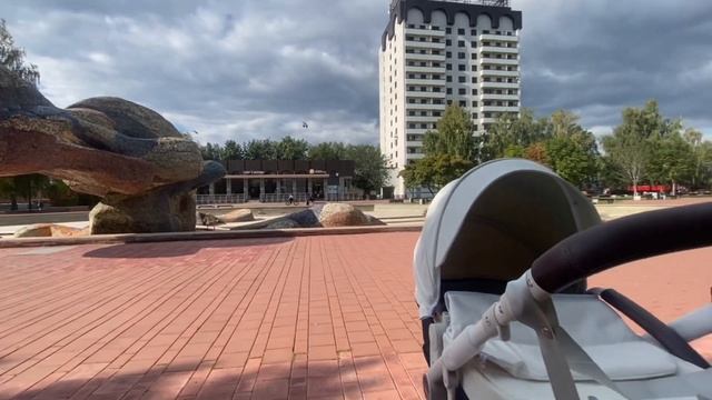 Семейные Влоги!!Первая прогулка с коляской. Обзор на коляску смотреть онлайн