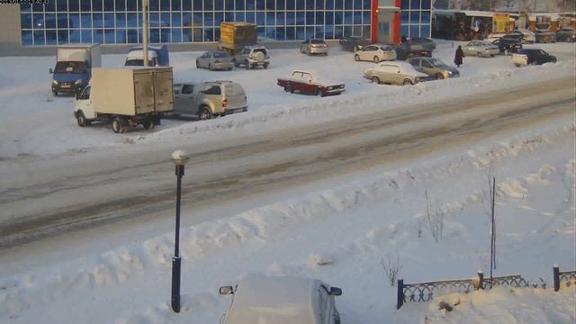 Пример видео с камеры установленной системы видеонаблюдения на парковке ТЦ компанией ВидеоОко смотреть онлайн