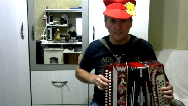 Новый картуз явно помогает при обучении игре на гармони ! )) смотреть онлайн