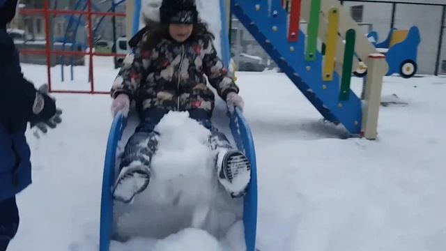 Лепим снеговика. Мой братик. Зима . Снег .фикс прайс смотреть онлайн