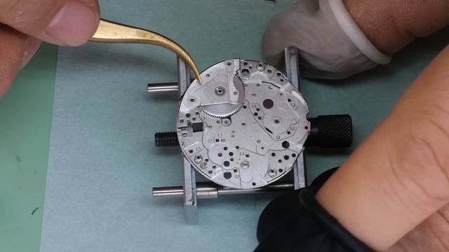 Who won the race for first automatic chronograph? смотреть онлайн