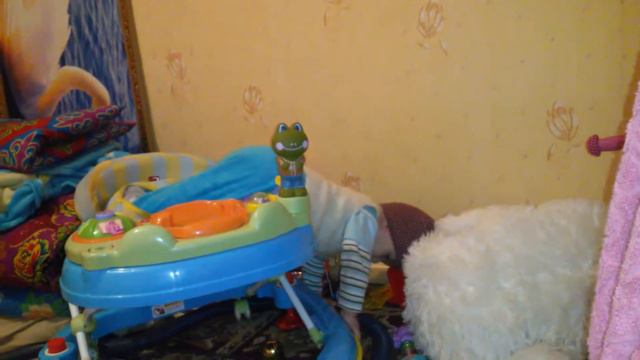 Мальчик вылез самостоятельно от ходунка... смотреть онлайн