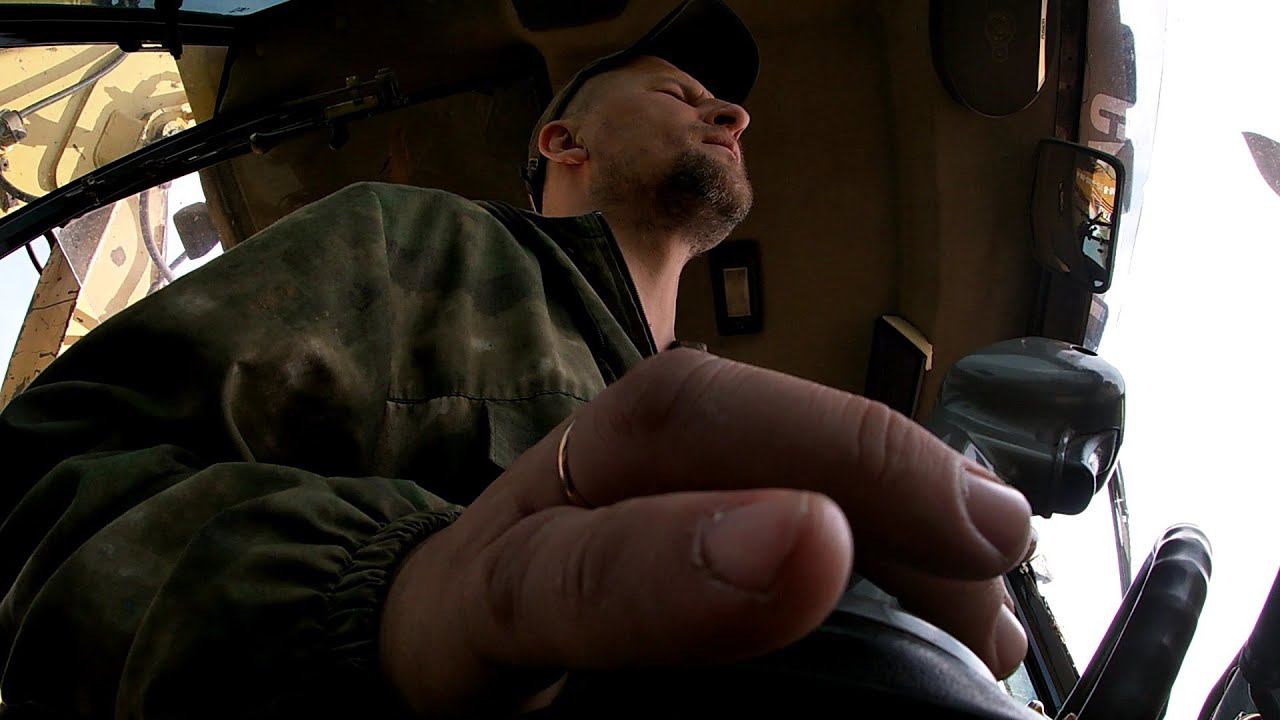 Как работает рука на джойстике ковш-стрела при планировке участка. смотреть онлайн