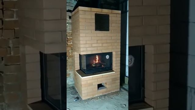 ДВУХСТОРОННИЙ КАМИН. ТОПКА INVICTA. Кирпичная кладка.