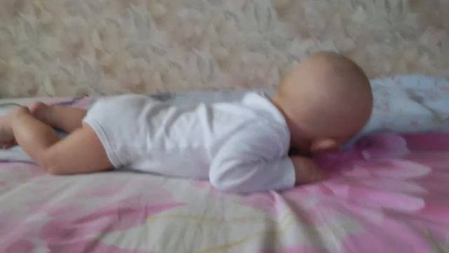 Как научить ребенка переворачиваться? Ребенок не переворачивается! Развитие ребенка в 5 месяцев. смотреть онлайн