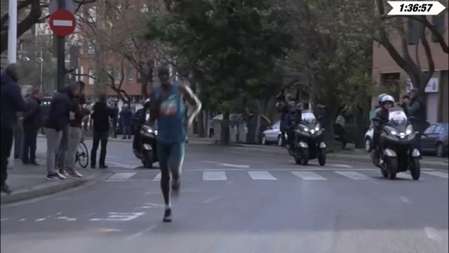 The Craziest Marathon I've Ever Seen || The 2022 Valencia Marathon смотреть онлайн