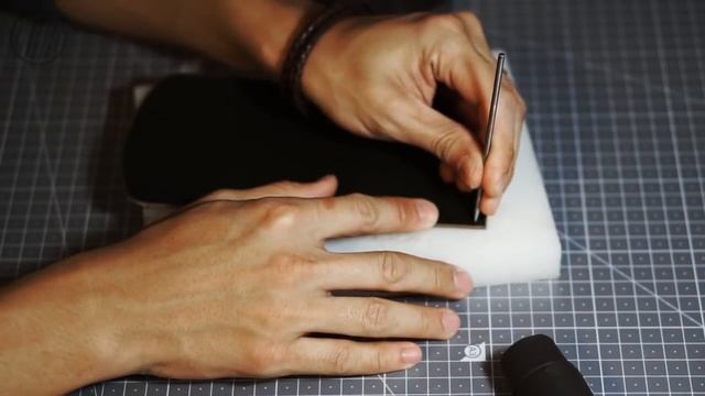 [Leather Craft] Making a simple leather card holder / free PDF pattern смотреть онлайн