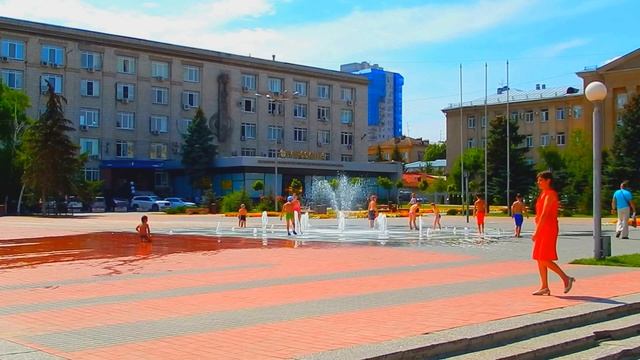 Сухой фонтан на пл. Советской и купающиеся в нём дети ЧАСТЬ1 смотреть онлайн