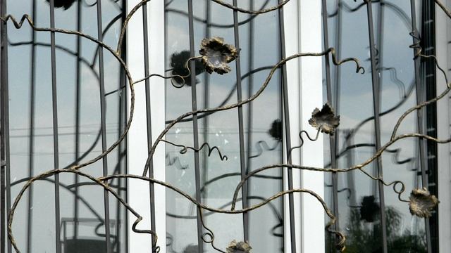 Красивая кованая решетка для металлопластиковых окон из прутьев в растительном стиле смотреть онлайн