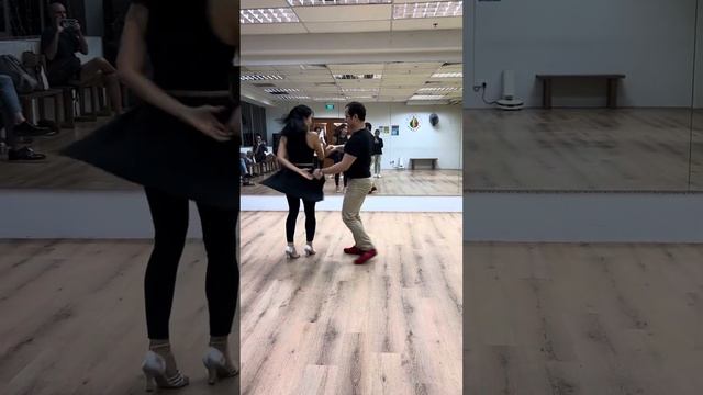 L1-C1: Salsa Partner Dance Demo with Robin (110423) смотреть онлайн