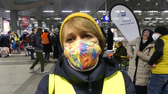 Беженцы из Украины в Германии - вокзал в Берлине в марте 2022 Комментарий